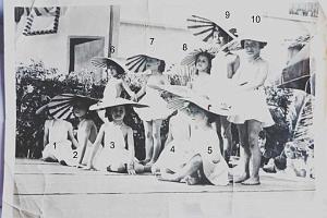 ECOLE LAMORICIERE FILLES 1951 CE1 FETES DE FIN D ANNEE 01